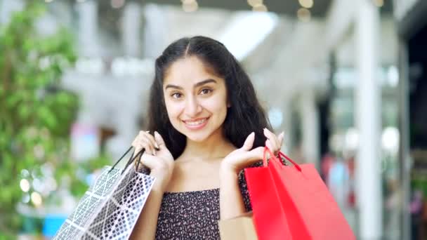 Portrét Šťastný Rád Mladý Indián Žena Nakupování Obchoďáku Prodeji Slevy — Stock video