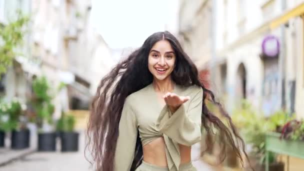 Mooie Jonge Indiaanse Vrouw Maakt Een Wenkend Gebaar Met Één — Stockvideo