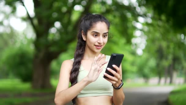 Fericiți Tineri Sportivi Care Verifică Rezultatele Antrenamentului Timp Uită Smartphone — Videoclip de stoc