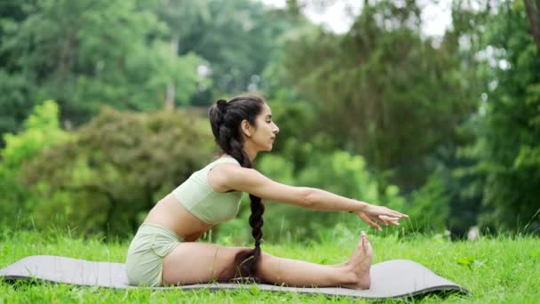 Mujer Joven Practica Ejercicios Yoga Sentada Una Alfombra Parque Bosque — Vídeos de Stock