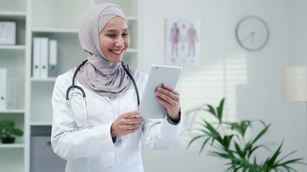 Médica Sorridente Casaco Branco Falando Videochamada Usando Tablet Clínica Hospitalar — Vídeo de Stock