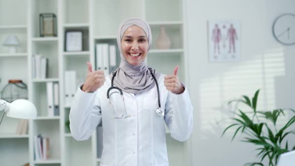 Šťastný Muslimský Lékař Ukazuje Palec Nahoru Gesto Když Stojí Úřadu — Stock video