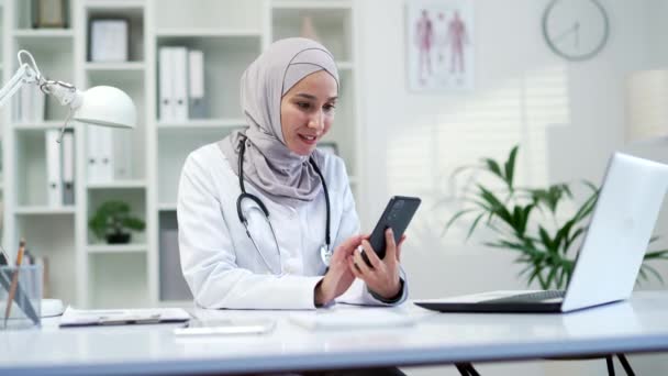 Feliz Animado Muçulmano Médico Feminino Ler Ótimas Notícias Telefone Smartphone — Vídeo de Stock