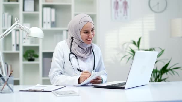 Selbstbewusste Muslimische Ärztin Die Sich Laptop Der Klinik Videoanruf Unterhält — Stockvideo