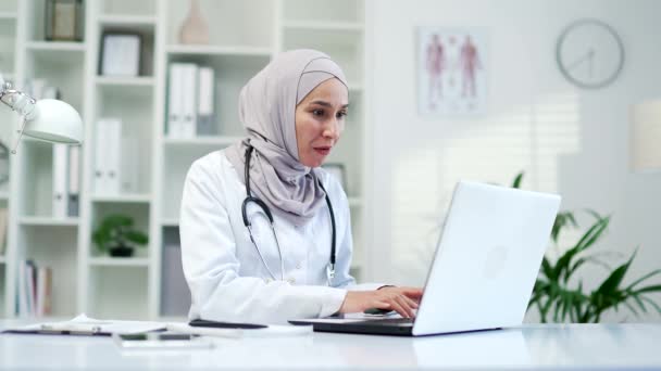 행복한 무슬림 병원에서 노트북에 소식을 놀라게 노동자 의사는 긍정적 결과의 — 비디오
