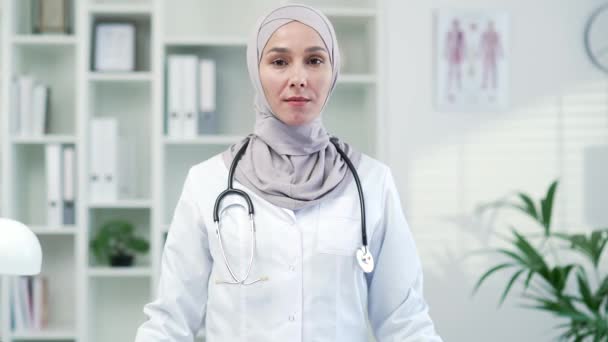 Portret Pewnej Siebie Lekarki Białym Płaszczu Stetoskopem Patrzącej Kamerę Nowoczesnej — Wideo stockowe