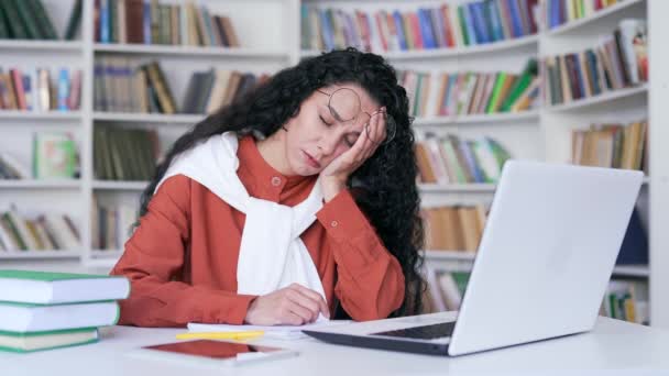 Νεαρή Εργαζόμενη Φοιτήτρια Κοιμάται Ένα Γραφείο Ένα Λάπτοπ Στη Βιβλιοθήκη — Αρχείο Βίντεο