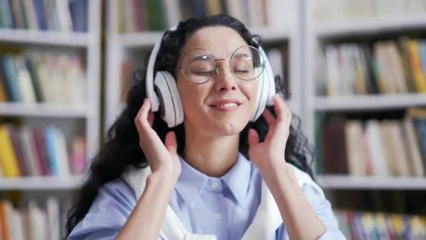 Closeup Jovem Estudante Sorrindo Usando Fones Ouvido Ouvindo Música Enquanto — Vídeo de Stock