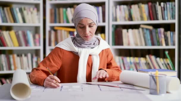 Estudante Muçulmana Hijab Desenha Projeto Enquanto Está Sentada Mesa Espaço — Vídeo de Stock