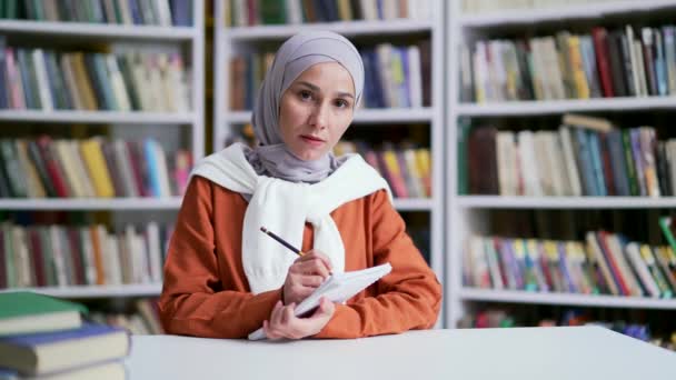 Webcam View Μουσουλμάνα Φοιτήτρια Μαντίλα Σημειωματάριο Ακούει Online Learning Βιντεοκλήση — Αρχείο Βίντεο