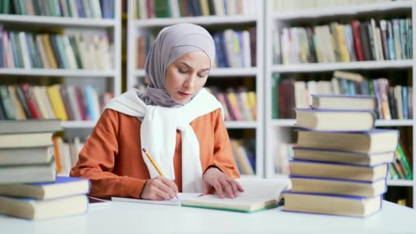Muszlim Diáklány Hidzsáb Tanulmányokból Könyveket Olvasva Jegyzetelve Kampusz Könyvtárában Lány — Stock videók