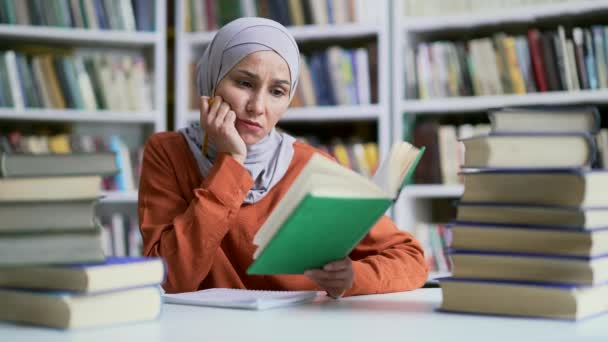 Fáradt Zavarodott Muszlim Diáklány Hidzsábban Aki Könyveket Olvas Egyetemi Könyvtárban — Stock videók
