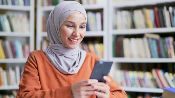 Närbild Muselman Kvinna Student Hijab Använda Smartphone Campus Bibliotek Glad — Stockvideo
