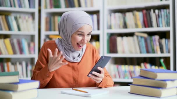 Boldog Izgatott Muszlim Női Diák Hidzsáb Ünnepli Siker Olvasása Nagy — Stock videók