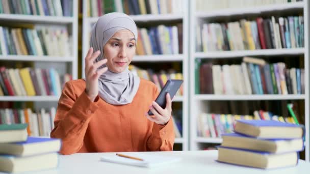 Megdöbbent Muszlim Diáklány Hidzsábban Rossz Híreket Olvasott Okostelefonon Miközben Egyetemi — Stock videók