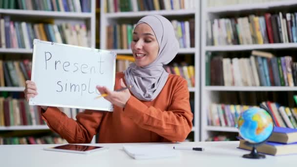 Webcam Görüntüsü Kendine Güvenen Müslüman Kadın Öğretmen Kampüs Kütüphanesinde Otururken — Stok video