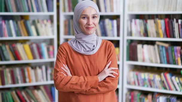 Portrét Usměvavé Muslimky Hidžábu Stojící Zkříženýma Rukama Prostoru Univerzitní Knihovny — Stock video