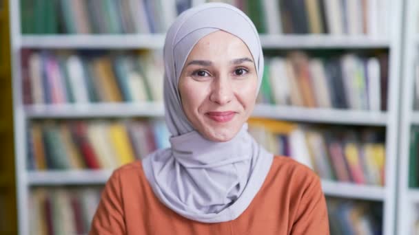 Close Portrét Usměvavé Muslimky Studentky Hidžábu Stojící Prostoru Univerzitní Knihovny — Stock video