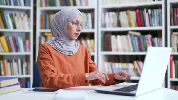 Muselman Kvinna Student Hijab Lidande Från Eyestrain Och Huvudvärk Stund — Stockvideo