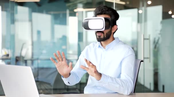 Jovem Empresário Barbudo Usando Óculos Para Videochamada Conversando Line Simulador — Vídeo de Stock