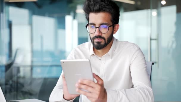 Kapatın Beyaz Gömlekli Ciddi Bir Adamı Ofiste Otururken Tablet Kullanıyor — Stok video
