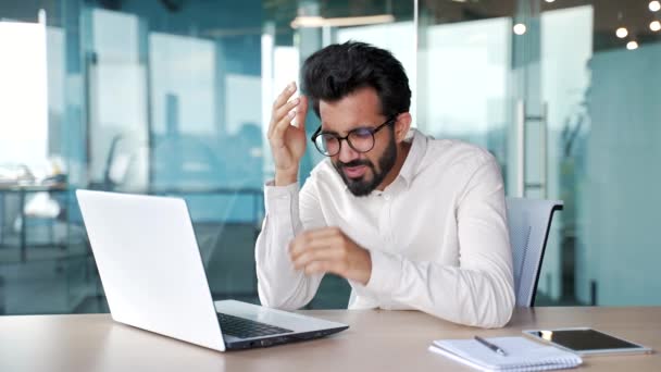 사업가 사무실에서 직장에 통증으로 우울증이 남자는 자신의 손으로 머리를 개인적인 — 비디오
