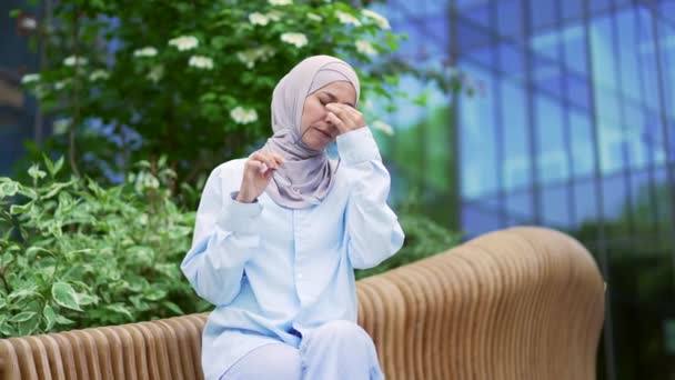 Jeune Employée Musulmane Dans Hijab Souffrant Fatigue Oculaire Maux Tête — Video
