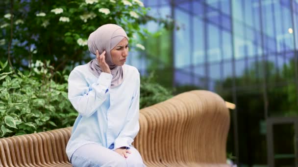 Ohrenschmerzen Kranke Junge Muslimische Angestellte Hidschab Leidet Unter Ohrenschmerzen Während — Stockvideo