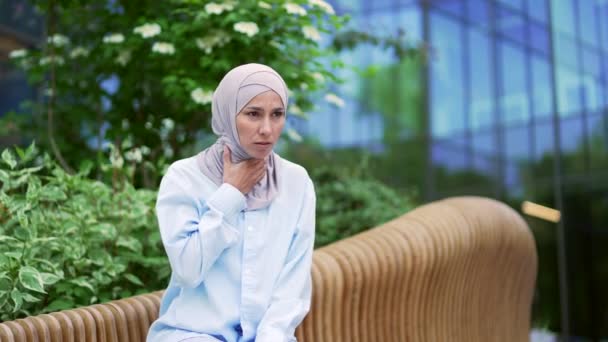 Doente Jovem Muçulmano Empregado Hijab Tosse Enquanto Sentado Banco Rua — Vídeo de Stock
