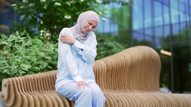 Allergie Anfall Juckreiz Oder Juckreiz Muslimische Frauen Hijab Kratzen Unter — Stockvideo
