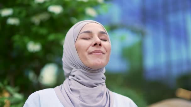 Zamknij Drzwi Młoda Uśmiechnięta Muzułmanka Hidżabie Relaksująca Się Zamkniętymi Oczami — Wideo stockowe