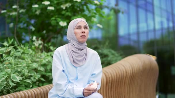 Doente Jovem Muçulmano Empregado Feminino Hijab Sofrendo Alergias Sazonais Enquanto — Vídeo de Stock