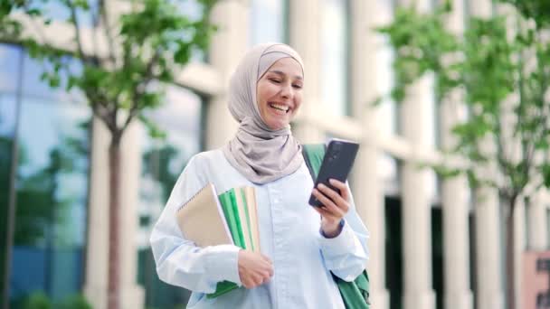 Estudiante Musulmana Sonriente Hijab Con Libros Las Manos Usando Teléfono — Vídeos de Stock