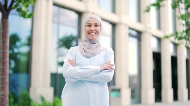 사무실 거리에 십자가 히잡에서 긍정적인 무슬림 여자의 초상화 카메라를 매니저 — 비디오