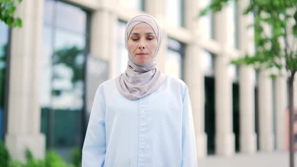 Молодая Мусульманка Работница Хиджабе Скрещенными Руками Знак Качает Головой Стоя — стоковое видео