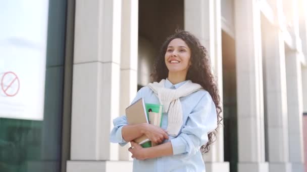 Щаслива Усміхнена Студентка Йде Вулиці Кампусному Просторі Поблизу Будівлі Університету — стокове відео