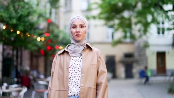Portrait Une Jeune Musulmane Islamique Hijab Debout Dans Une Rue — Video