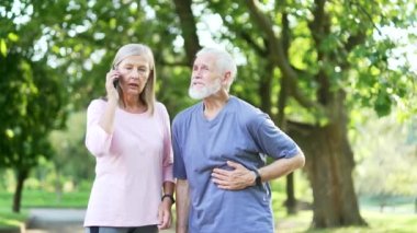 Hasta, yaşlı, kır saçlı adam şehir parkında sabah antrenmanı sırasında kalp krizi geçiriyor. Olgun yaşlı kadın kocasına destek olur ve telefonla ambulans çağırır. Erkeğin acil tıbbi yardıma ihtiyacı var.