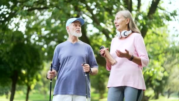 Glückliche Aktive Senioren Spazieren Nach Dem Training Städtischen Stadtpark Ältere — Stockvideo