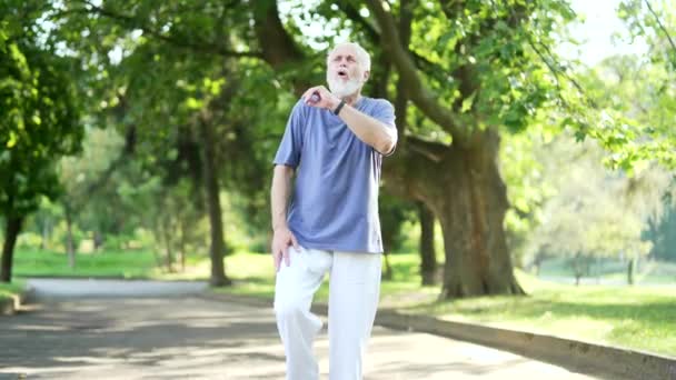 Starší Šedovlasý Muž Trpí Bolestivou Bolestí Kolenního Kloubu Během Běhu — Stock video