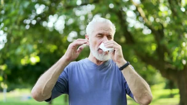 Senior Aktivní Šedovlasý Vousatý Muž Trpící Sezónní Alergií Stojící Městském — Stock video