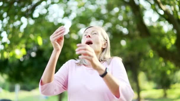 Mulher Cabelos Grisalhos Ativa Sênior Que Sofre Alergias Sazonais Parque — Vídeo de Stock