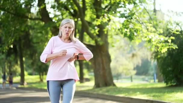 Starší Dospělá Aktivní Šedovlasá Žena Infarkt Když Běží Městském Parku — Stock video