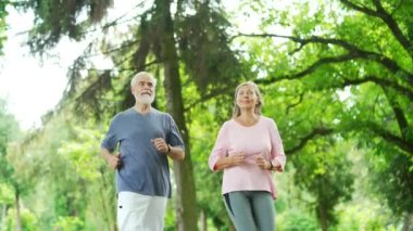 Şehir parkında koşu yapan evli yaşlı bir çift. Sportif, olgun, gri saçlı, emekli eş ve koca sabahları doğada koşmaktan hoşlanıyor. Ormandaki ortak çalışma sırasında yaşlı koşucular