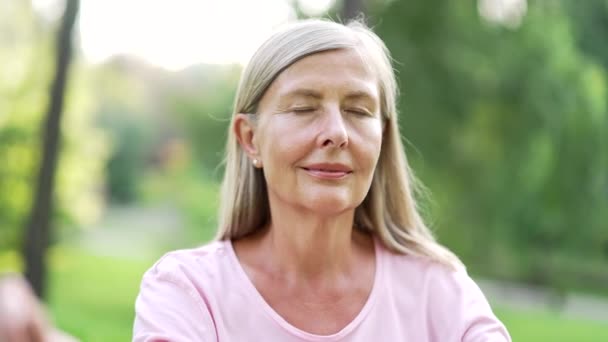 Cerca Adulto Mayor Activa Mujer Pelo Gris Meditando Mientras Está — Vídeos de Stock