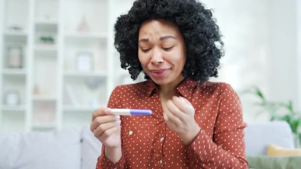 Zamknij Drzwi Uśmiechnięta Młoda Afroamerykanka Dodatnim Wynikiem Testu Ciążowego Rękach — Wideo stockowe