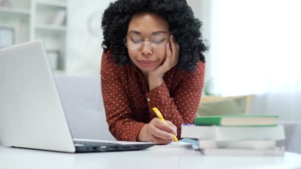 厌倦了的非洲裔美国女学生坐在客厅里用笔记本电脑学习 在考试期间学习的黑人妇女精疲力尽 过度劳累的申请者很无聊 无法集中精神 — 图库视频影像