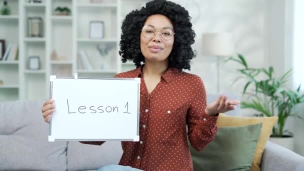 Pohled Kamery Usmívající Africká Americká Učitelka Brýlích Která Dává Lekci — Stock video