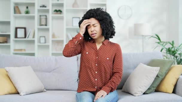 Genç Afrikalı Amerikalı Kadın Evdeki Oturma Odasında Kanepede Otururken Baş — Stok video
