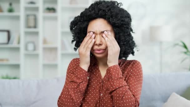 Mujer Afroamericana Cansada Que Sufre Fatiga Ocular Sentada Sofá Casa — Vídeos de Stock